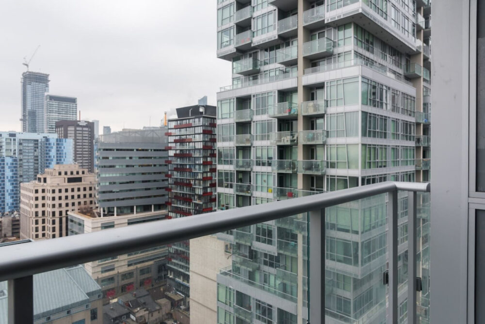 Modern Studio Balcony | CN Tower & Rogers Centre Spacious 1-Bedroom corporate housing for business travel — furnished apartment 