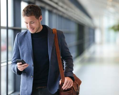 Relocated employee at airport traveling to corporate housing for relocation managers destination