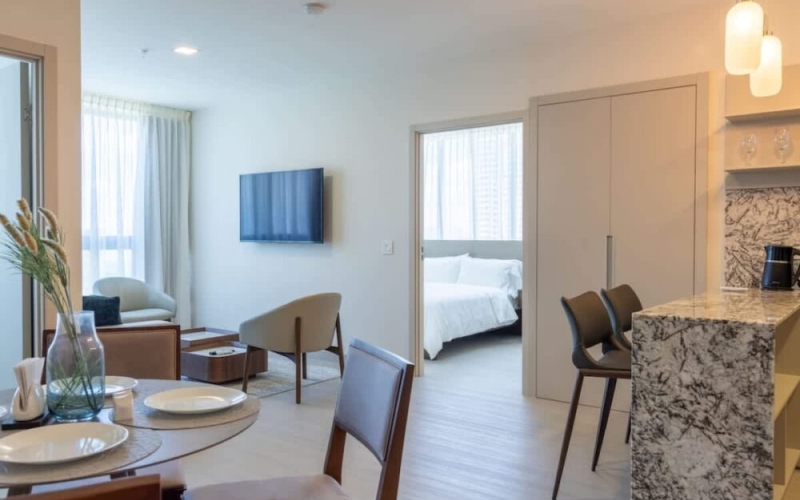 Apartamento moderno de 2 habitaciones en Panamá con piscina, gimnasio y sauna.