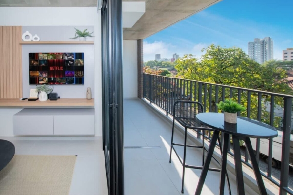 f3798884 6a85 42 lAyOL cdc5b833