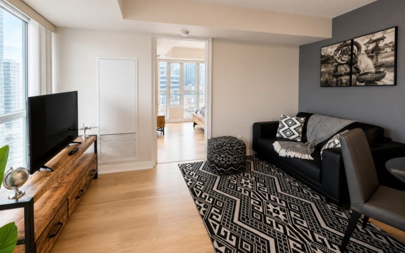 Modern 1BR in Downtown | Gym, WiFi & Workspace