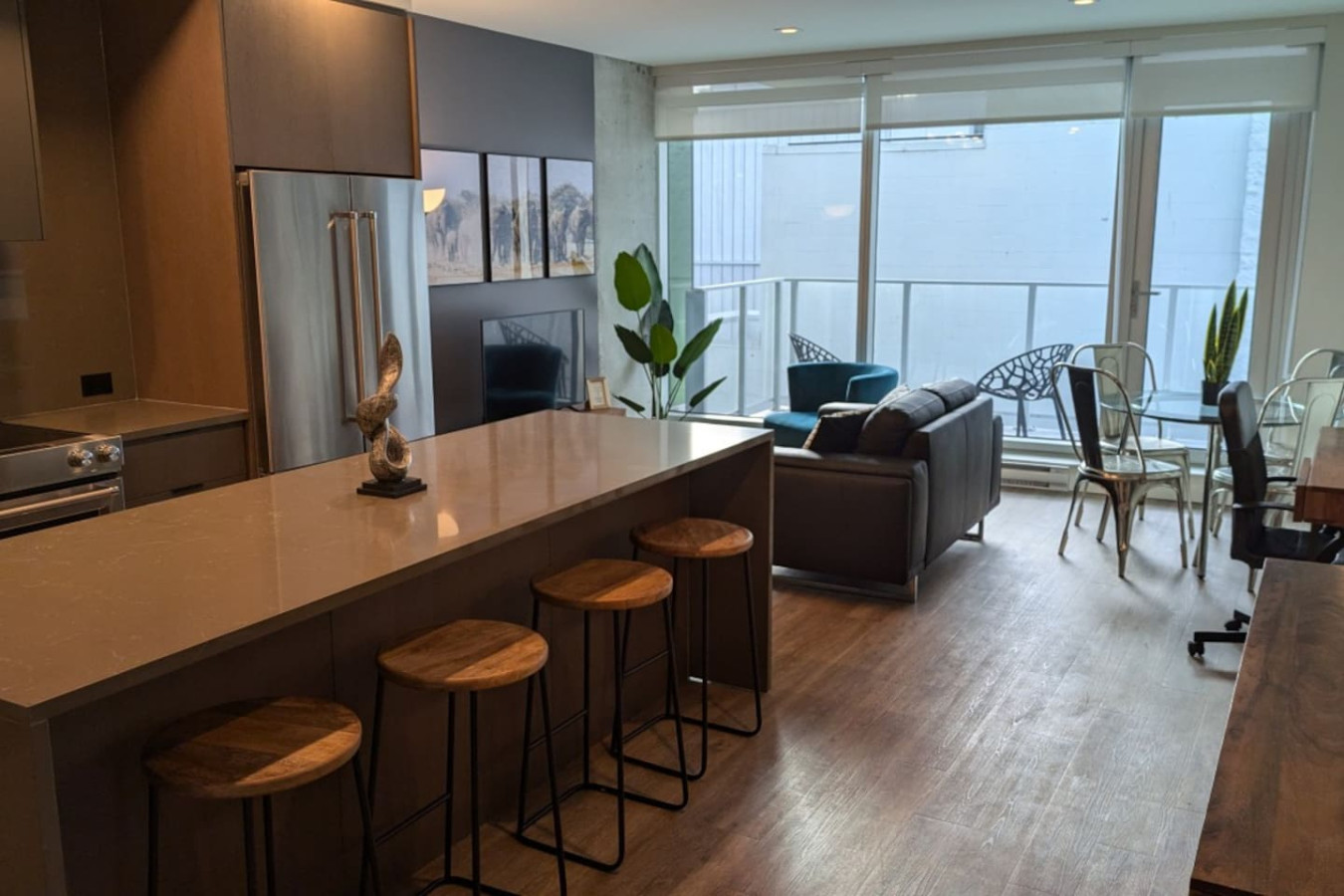 Luxe 2BR Apt with Balcony near Johnson Street