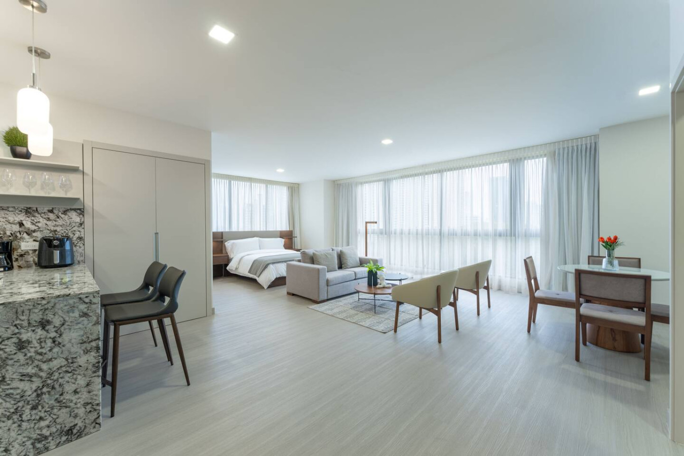 Modern 1-Bedroom with Park & City View in Panama