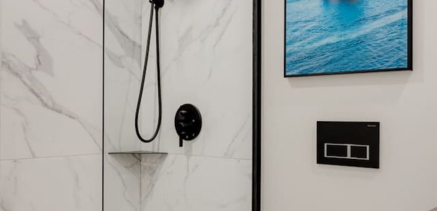 Luxe 2BR Apt with Balcony near Johnson Street