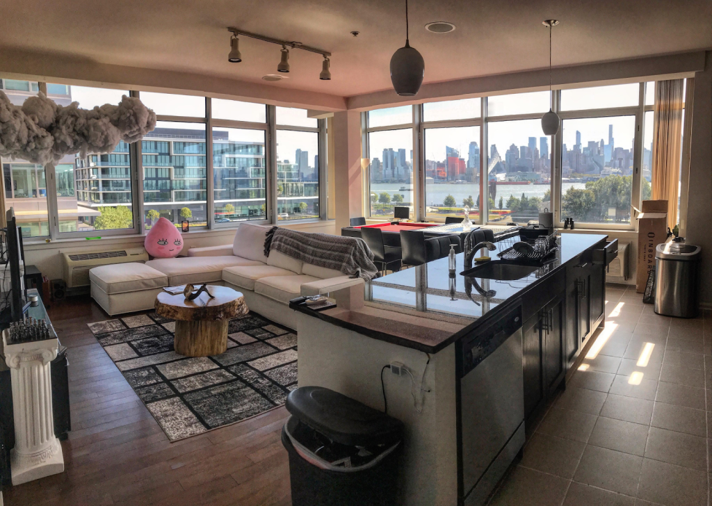 Appartement de célibataire avec vue sur la skyline de New York&nbsp;: r/malelivingspace