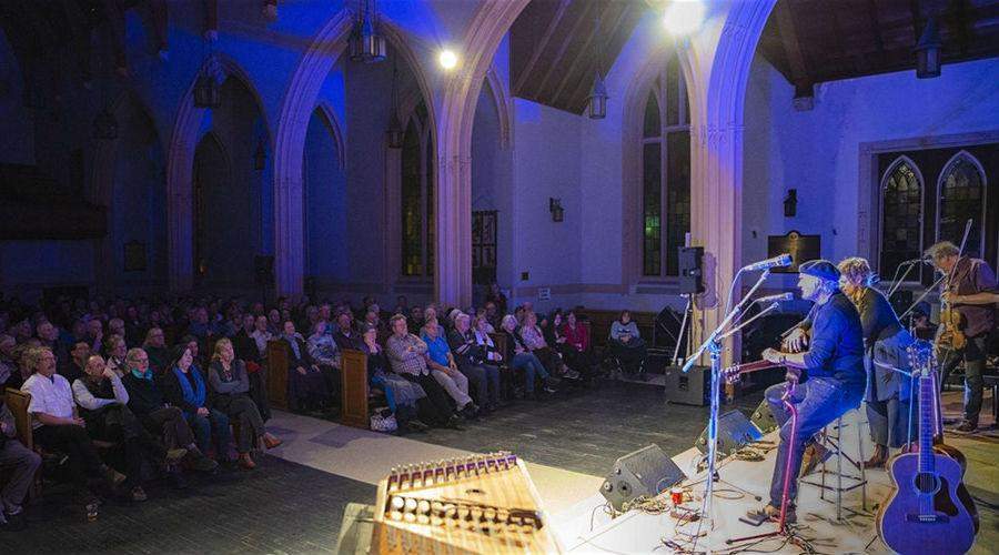 Performance of folk music at the Ottawa Grassroots Festival